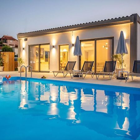 Halaro Villa Gerani  Luaran gambar