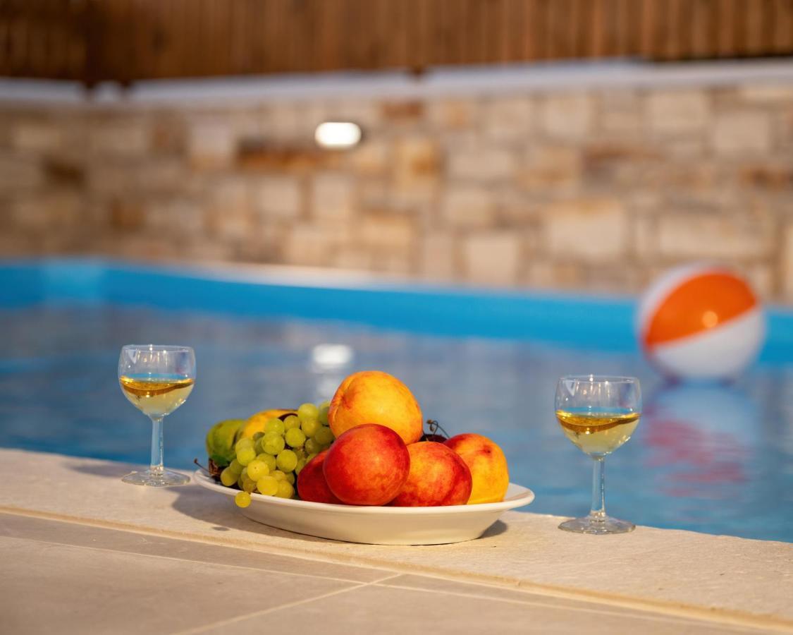 Halaro Villa Gerani  Luaran gambar